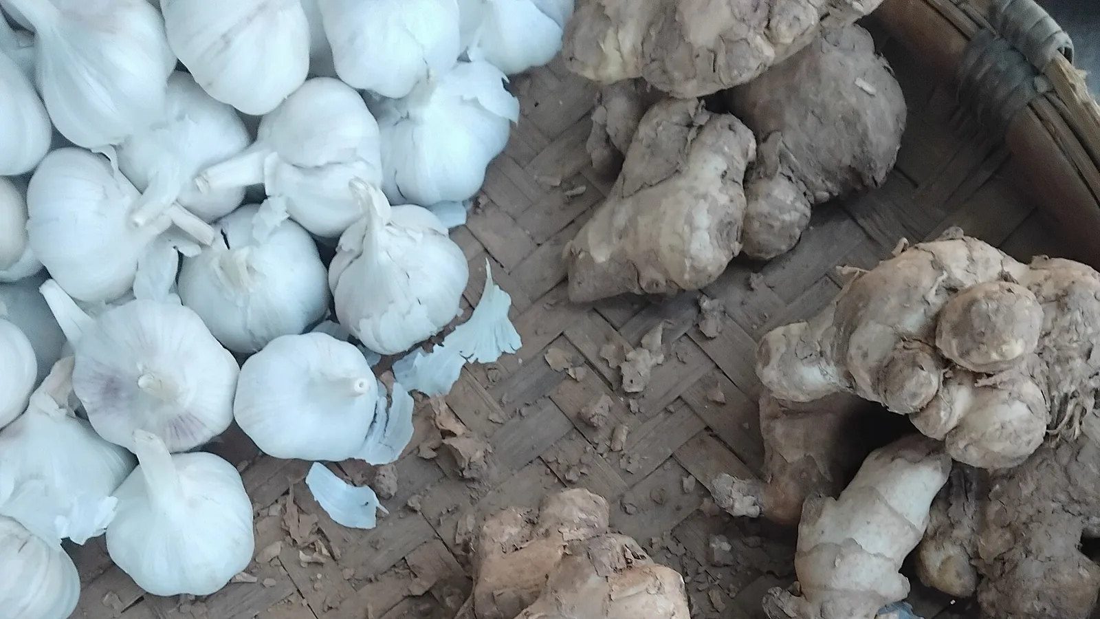 عکس مرتبط با پف چشم — پف چشم در طب سنتی؛ گیاه عطار و سخن حکما