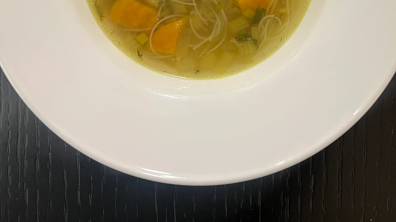 راه‌های کاهش استرس؛ عکس File:Liat Portal for Foodie Disorder - Chicken Soup with Rice Noodles.jpg از HaJunkiyada — راه‌های کاهش استرس در خانه | طب سنتی