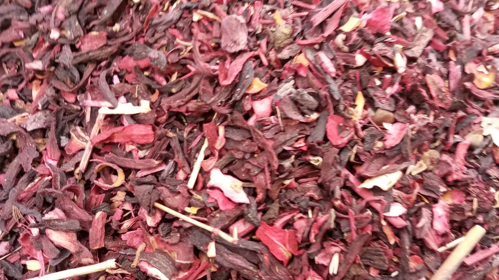 سرماخوردگی کودکان؛ عکس File:Dried red tea hibiscus flowers, April 2023.jpg از Grace789 — سریع‌ترین راه رفع سرماخوردگی کودکان در خانه | طب سنتی