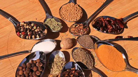 عکس مرتبط با پریود زیاد — پریود زیاد در طب سنتی؛ علت، گیاه و دمنوش خانگی